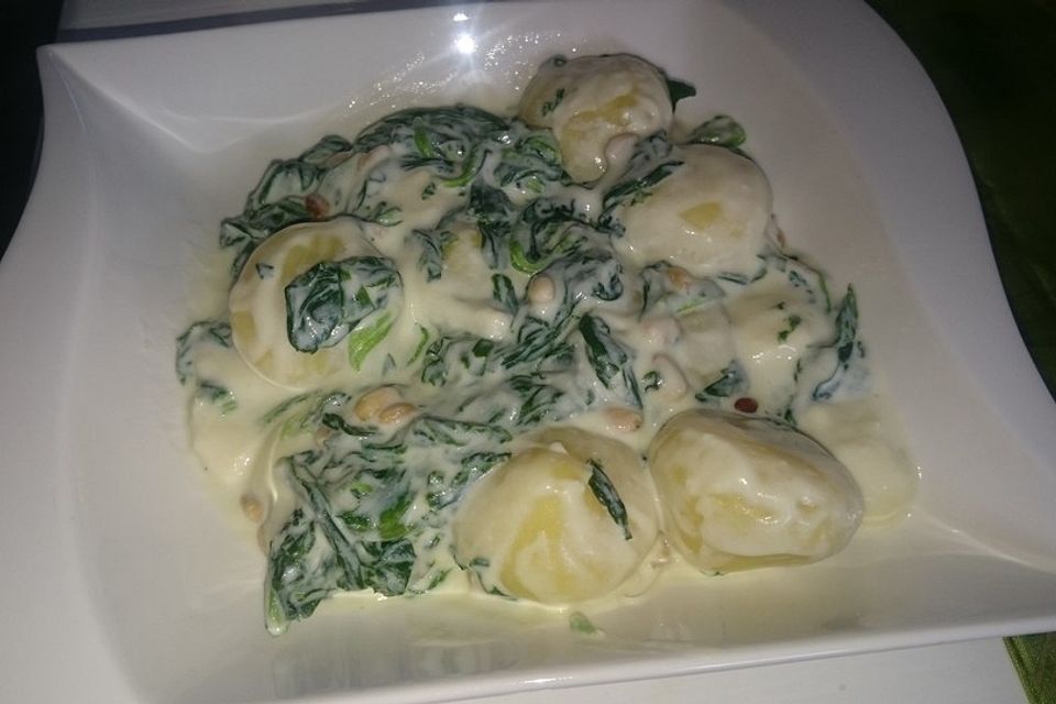 Miniknödel mit Spinatsoße