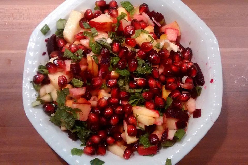 Rote-Bete-Apfel-Salat mit Granatapfelkernen und Zitronenmelisse