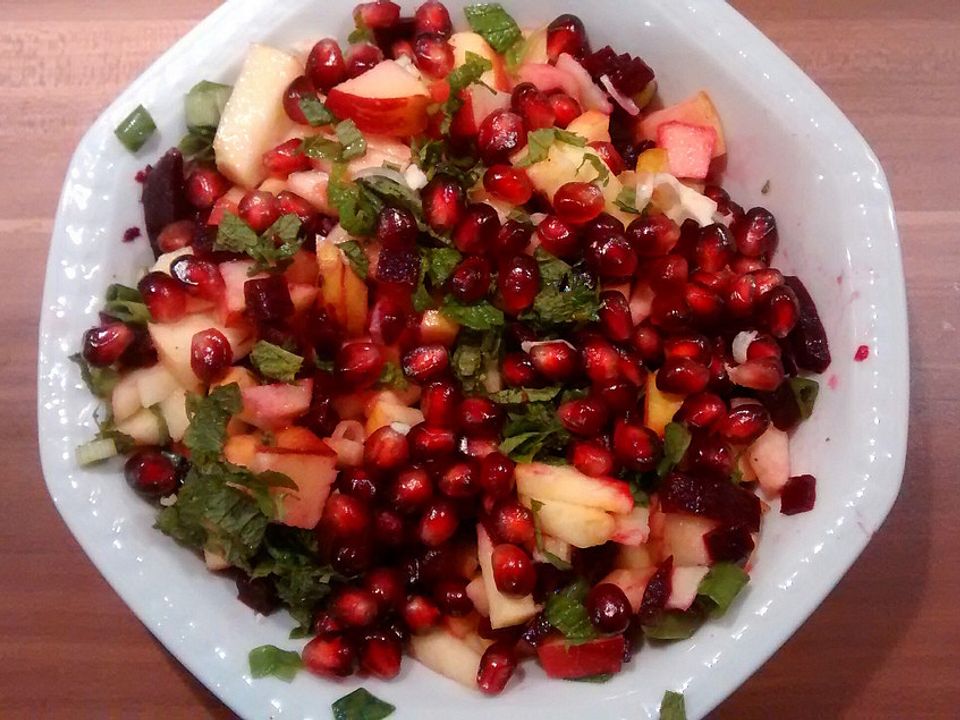 Rote-Bete-Apfel-Salat Mit Granatapfelkernen Und Zitronenmelisse Von ...