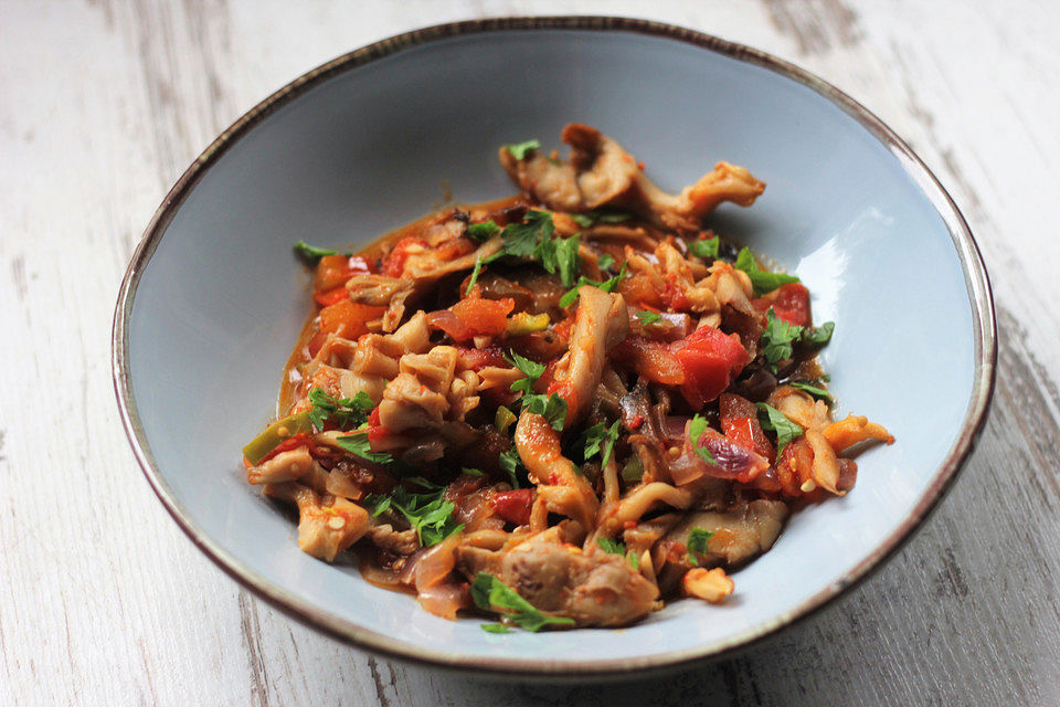 Austernpilzragout mit Tomaten-Zwiebel-Gemüse - vegan