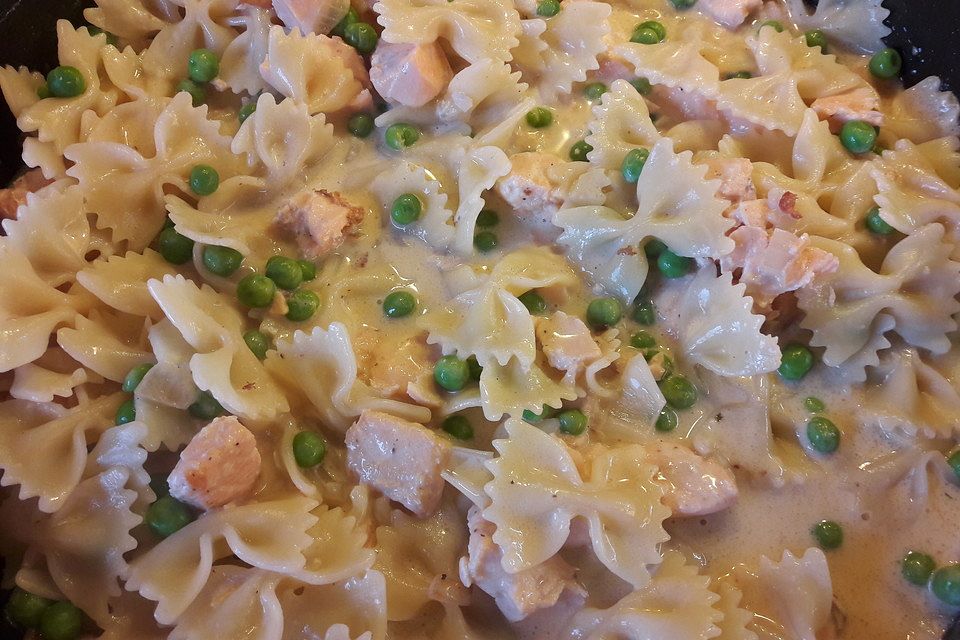 Farfalle mit Lachs in Zitronensauce