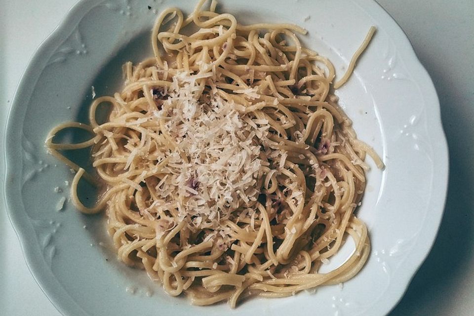 Spaghetti in weißer Tomatensoße