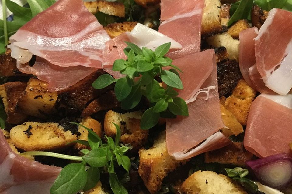 Salat mit Pfirsich, Brot, Mozzarella und Prosciutto