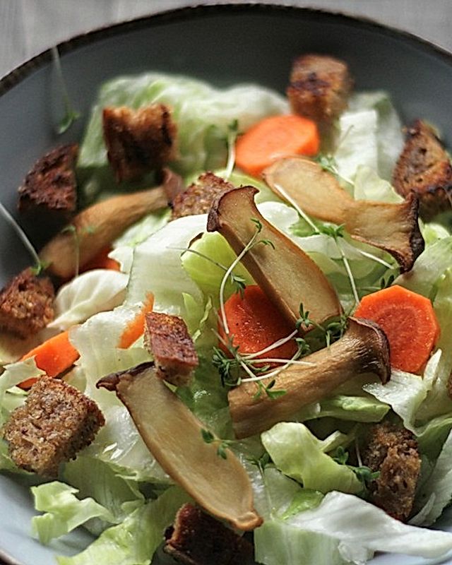 Bunter Salat mit Croutons und Bärlauch-Seitlingen