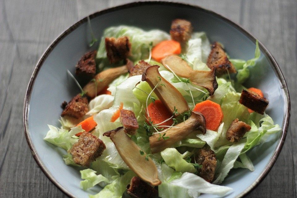 Bunter Salat mit Croutons und Bärlauch-Seitlingen