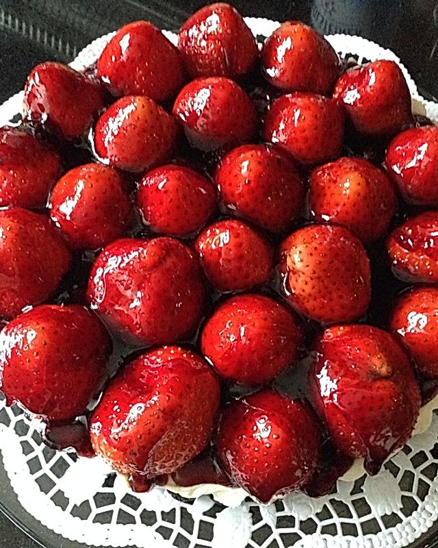 Schokokeks-Torte mit Erdbeeren