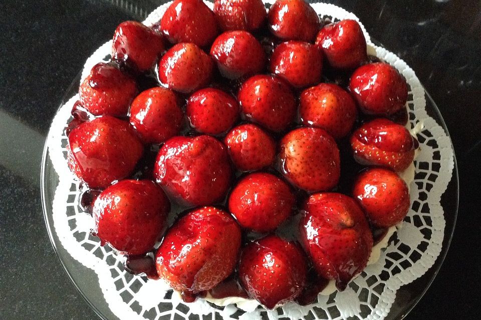 Schokokeks-Torte mit Erdbeeren