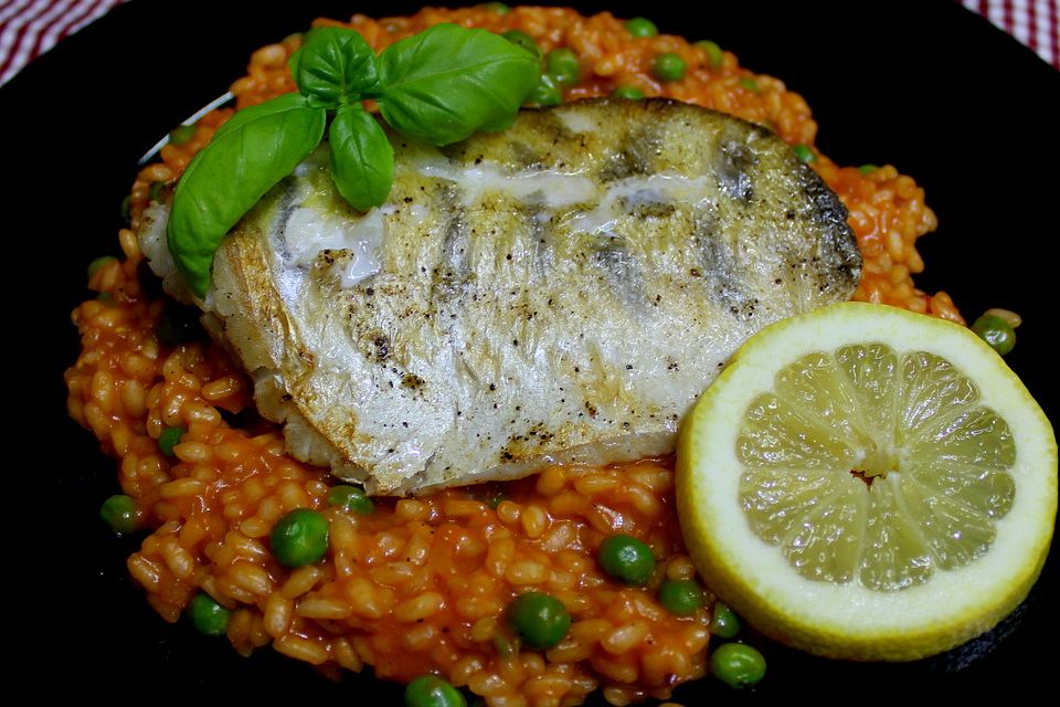 Zanderfilets auf Tomaten-Erbsen-Risotto