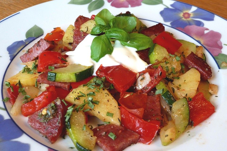 Gemüse-Cabanossi-Pfanne mit Joghurt