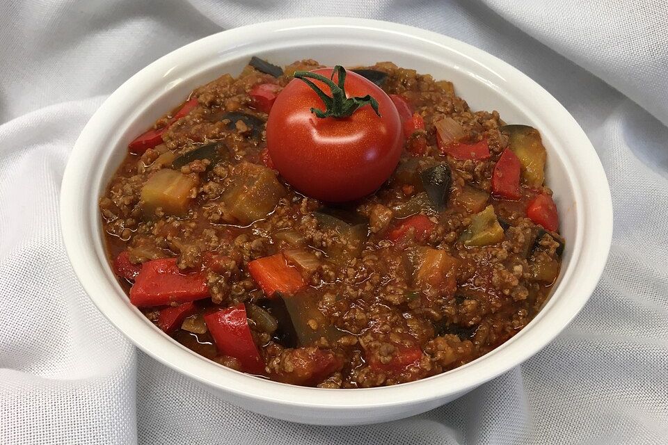 Gemüse-Hackfleisch-Soße mit Paprika, Aubergine und Tomaten