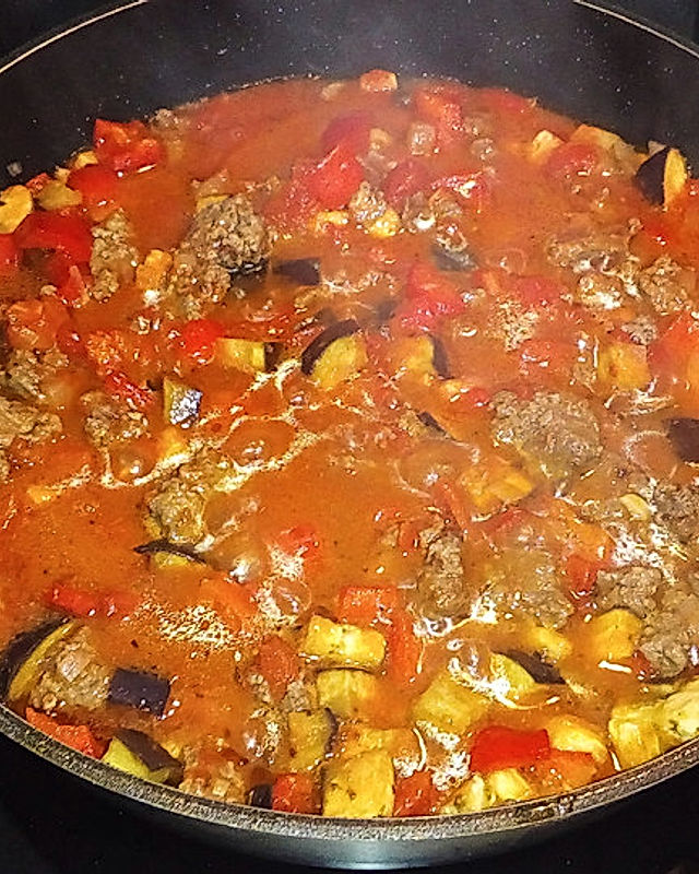 Gemüse-Hackfleisch-Soße mit Paprika, Aubergine und Tomaten