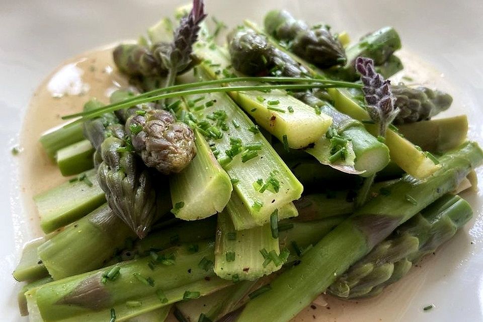 Grüner Spargelsalat mit Zitronen-Walnuss-Dressing