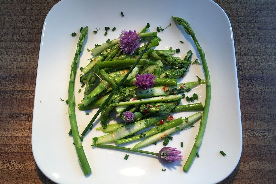 Grüner Spargelsalat mit Zitronen-Walnuss-Dressing