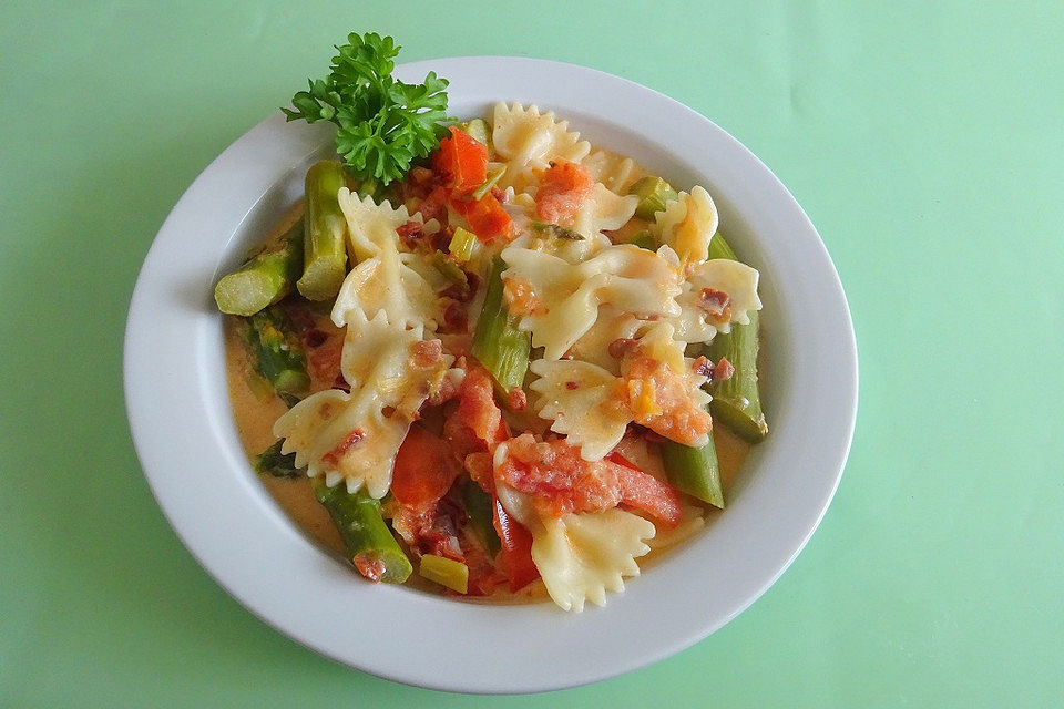 Nudeln mit Spargel-Tomaten-Mascarpone-Sauce und Mandelblättchen