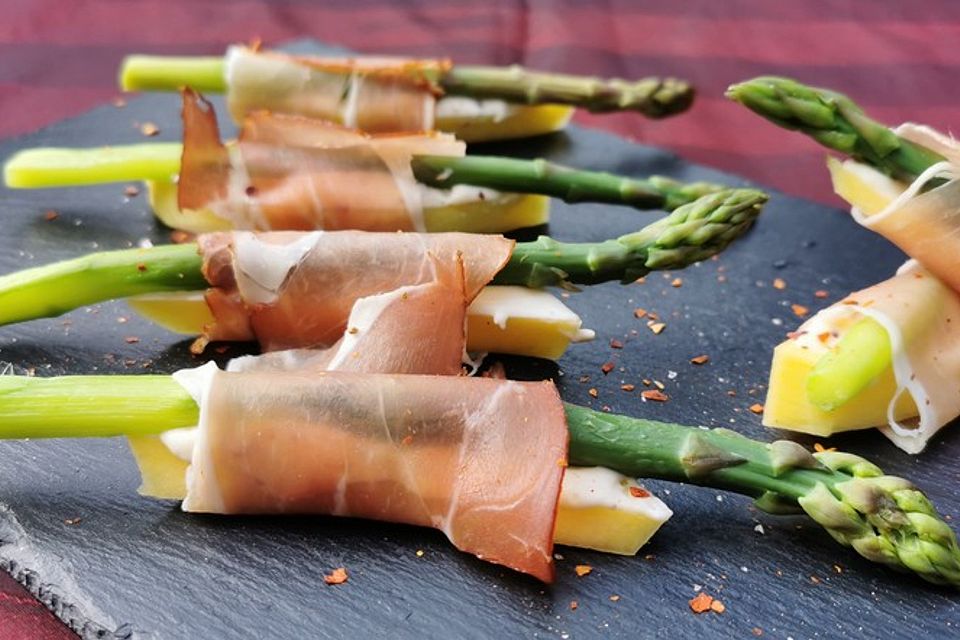 Grüner Spargel mit Mango, Frischkäse und Serranoschinken