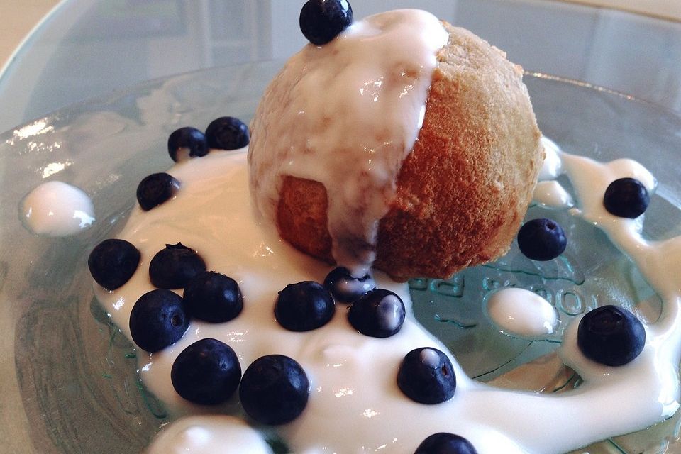 Quarkknödel mit Kartoffelfasern und Dattelfüllung aus dem Ofen