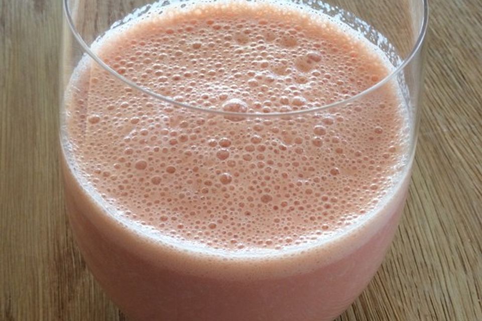 Buttermilch-Shake mit Karottensaft und Erdbeeren