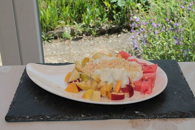 Sommerfrüchte mit Couscous-Joghurt-Honig-Creme und Mandelsplittern von ...