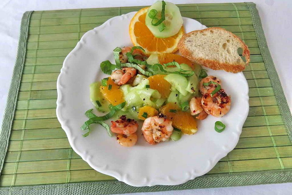 Gurken-Orangen-Salat mit Garnelen