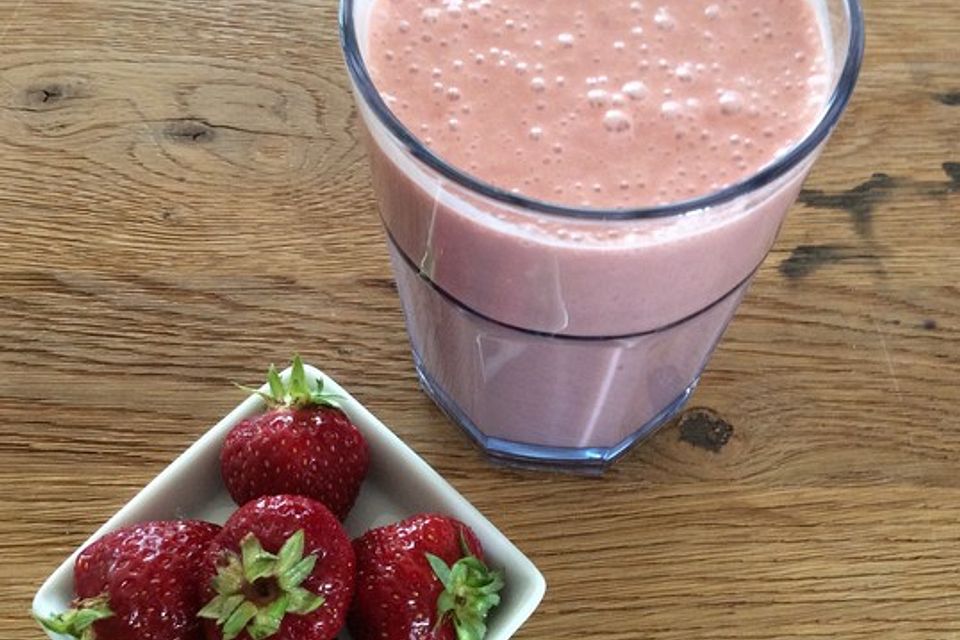 Smoothie mit Kaffee, Erdbeeren und Banane