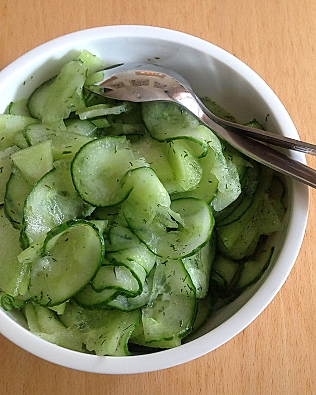 Gurken-Galia-Salat in Zitronen-Essig-Dressing
