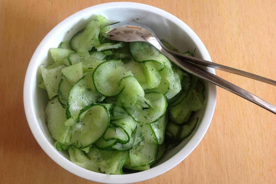 Gurken-Galia-Salat in Zitronen-Essig-Dressing