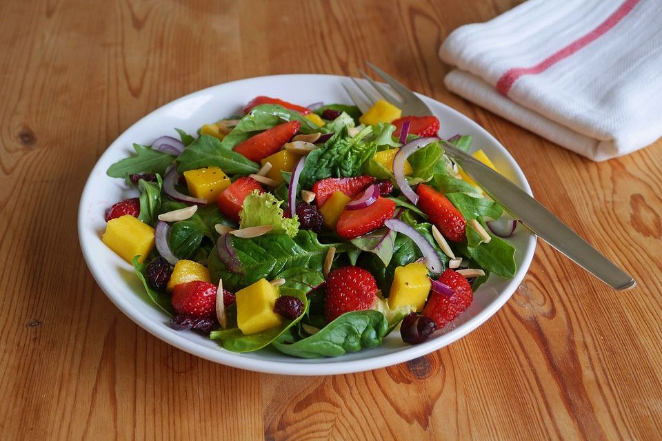 Blattsalat mit Erdbeeren und Mango