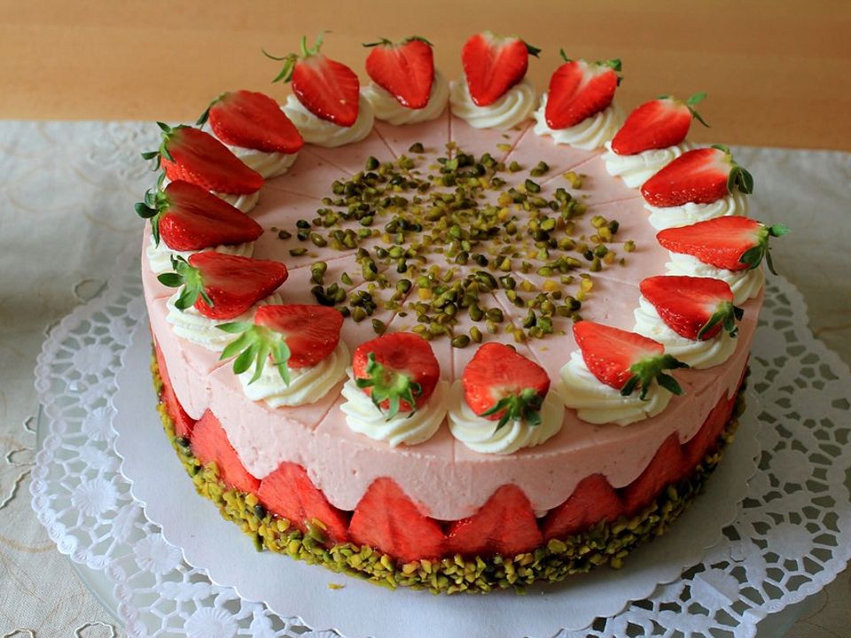 Erdbeer-Joghurt-Torte mit zweierlei Böden von AngieST77 | Chefkoch