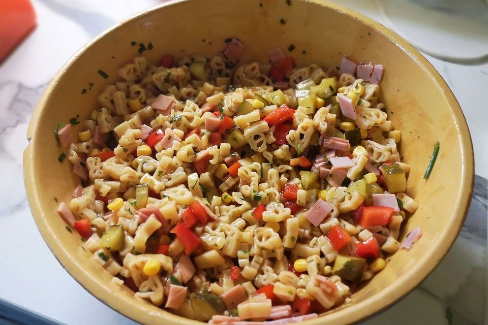 Nudelsalat mit Ketchup-Knoblauchsoße