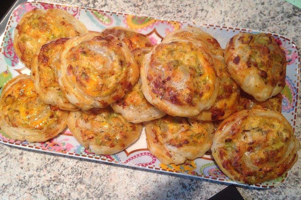 Blätterteigschnecken mit Lachs und Lauch