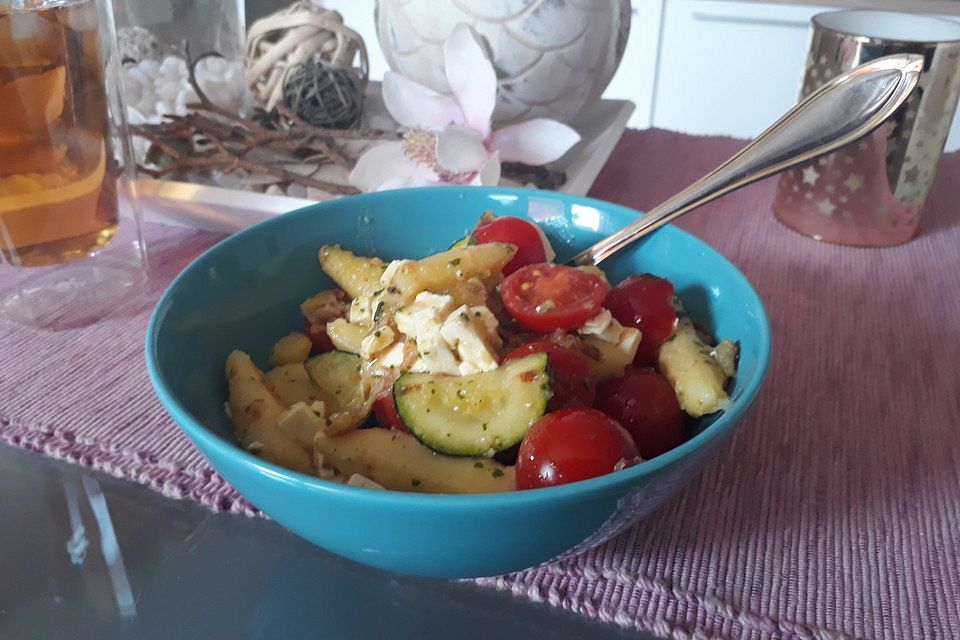 Schupfnudelsalat mit Gemüse und Feta-Käse