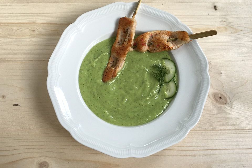 Kalte Avocado-Suppe mit Putensticks