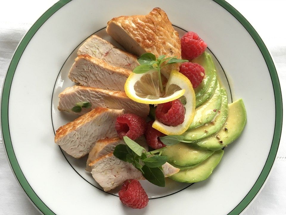 Putenbrust-Medaillons mit Avocado und Himbeeren von jhin| Chefkoch