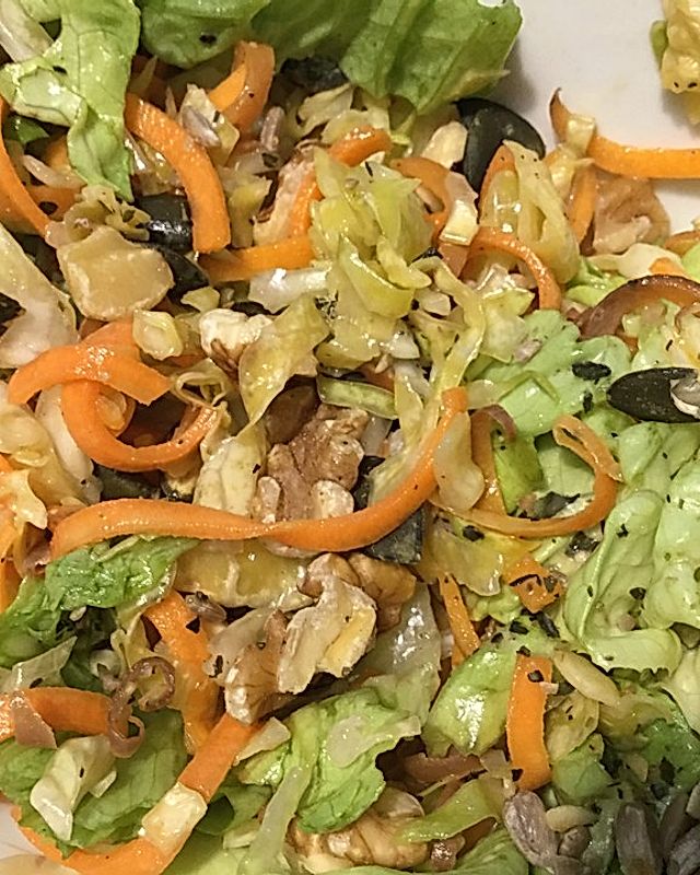 Salat mit Frühkraut und Karotten