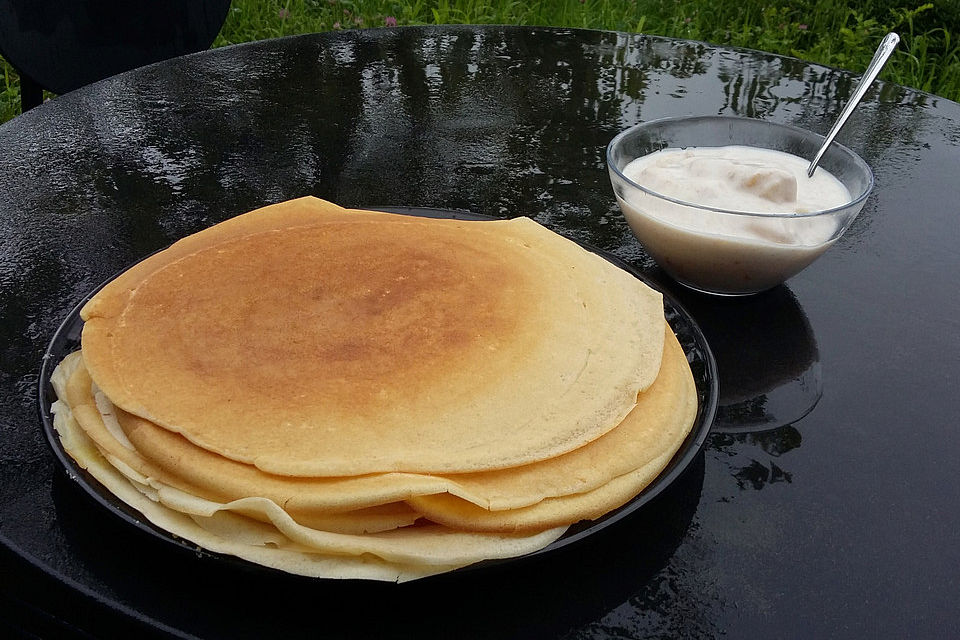 Leichte Bananen-Buttermilch-Crêpe mit Orangen-Quark