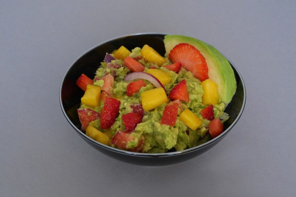 Guacamole mit Mango und Erdbeeren