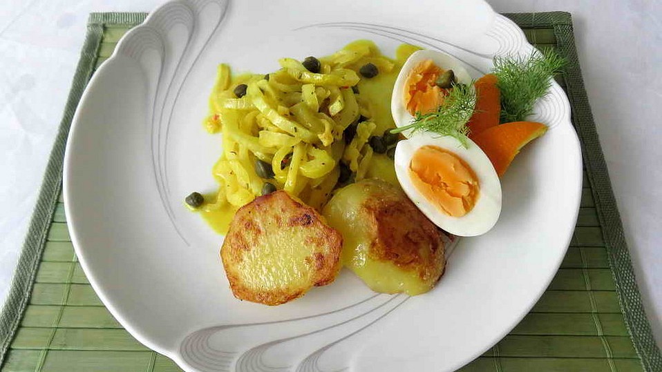 Fenchel an Kapern-Orangenrahm mit gebackenen Kartoffeln und Ei von Juulee