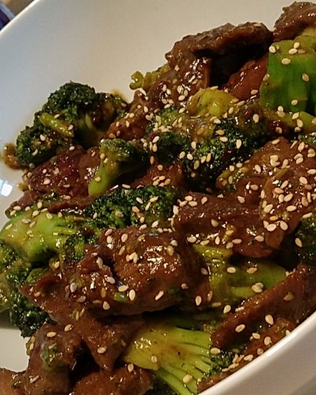 Chinesisches Rindfleisch mit Brokkoli in Austernsauce
