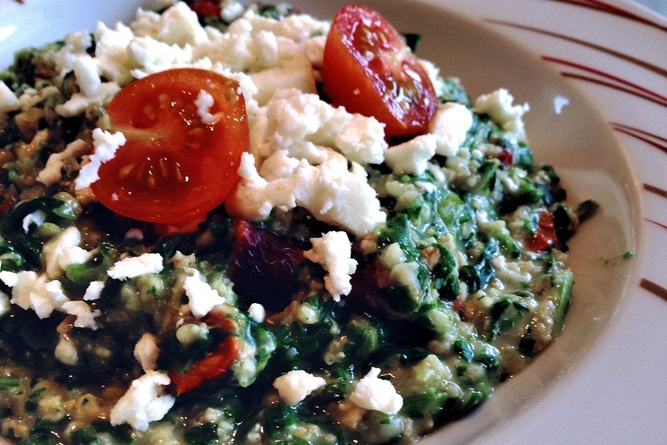 Deftiges Porridge mit Spinat und Feta-Käse