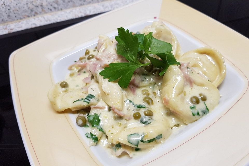 Tortellinipfanne mit Champignons, Schinken und Erbsen