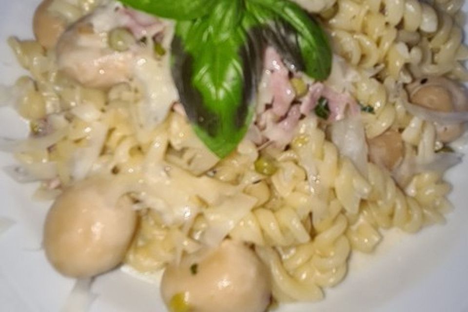 Tortellinipfanne mit Champignons, Schinken und Erbsen Tortellinipfanne mit Champignons, Schinken und Erbsen