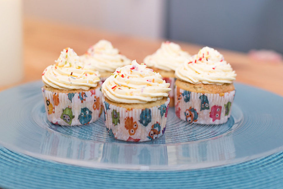 Cupcakes mit Vanillecreme-Topping und Mandelfüllung