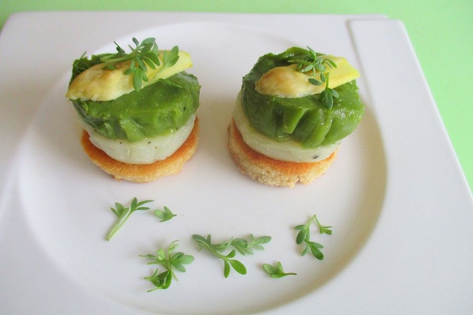 Brotchips mit weiß-grüner Spargelcreme