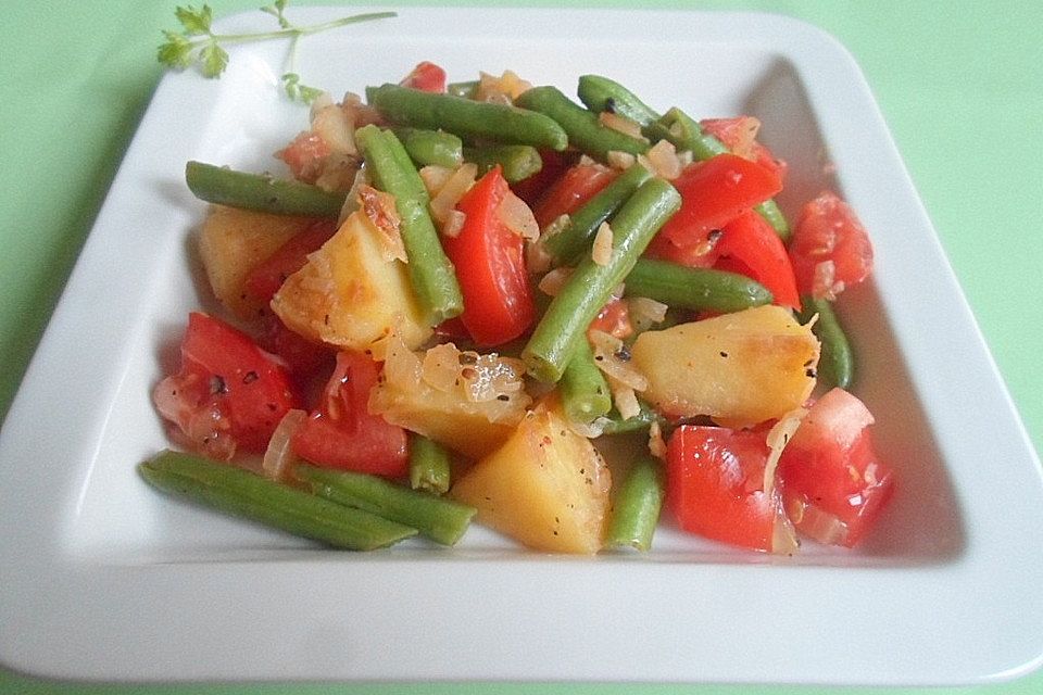 Kartoffel-Bohnen-Pfanne mit Tomaten