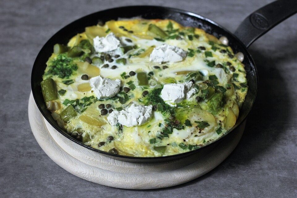 Frittata mit grünem Spargel und Frühkartoffeln