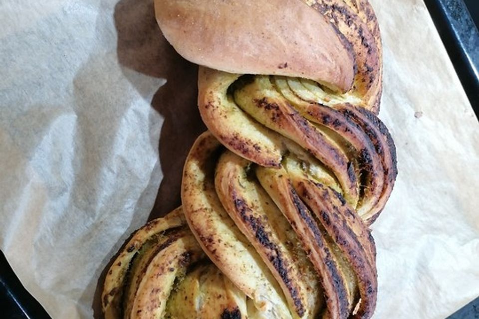 Pesto-Brot mit Basilikum