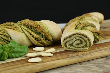 Pesto-Brot mit Basilikum