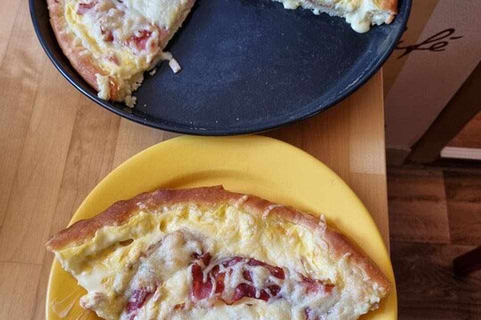 Frühstückspizza mit Schinken, Bacon und Ei