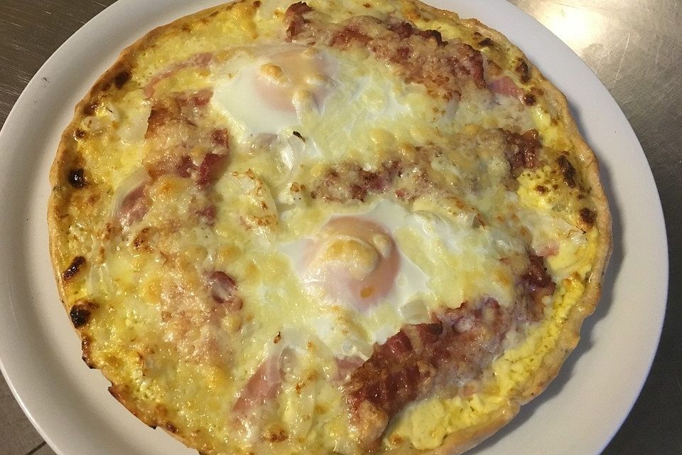 Frühstückspizza mit Schinken, Bacon und Ei