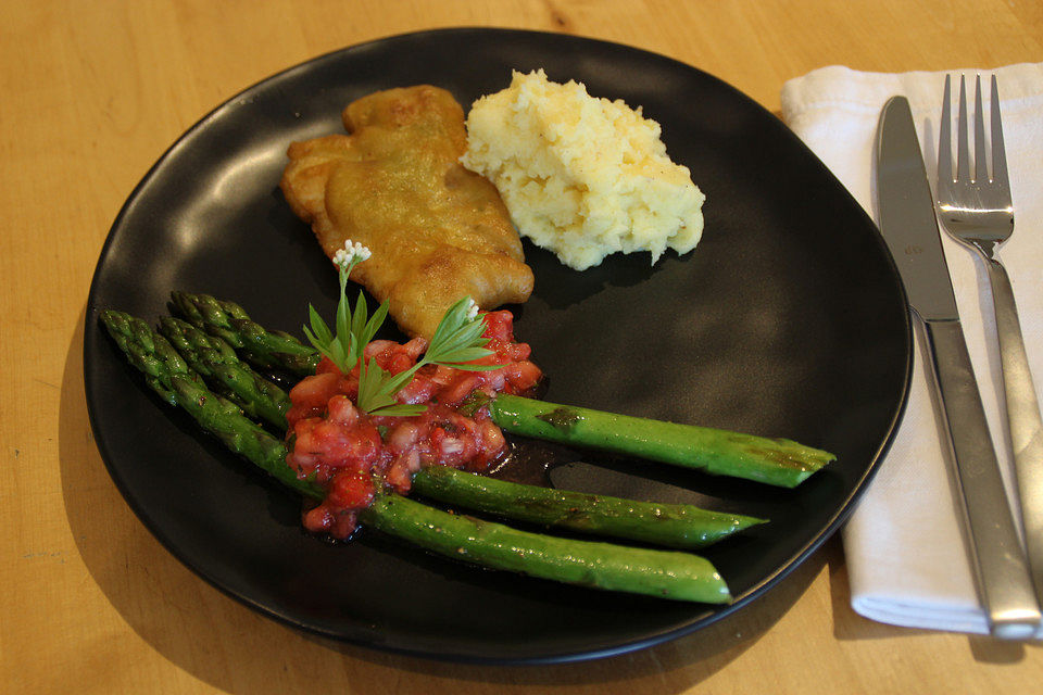 Grüner Spargel an Erdbeer-Granatapfel-Salsa